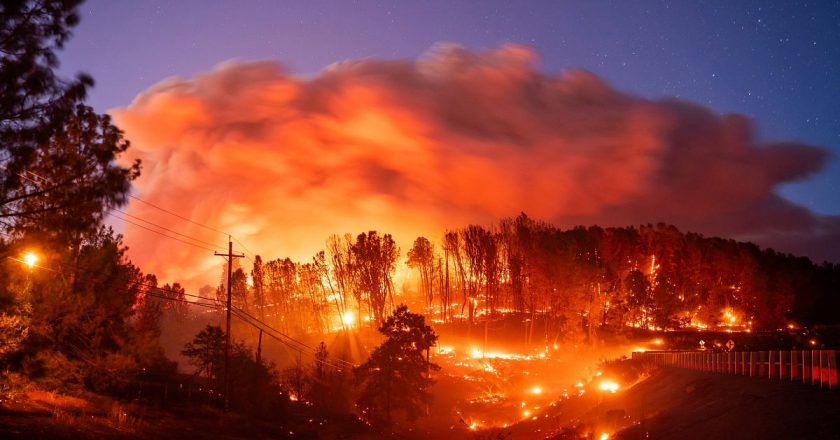 Kaliforniya'da yanan bir aracın neden olduğu yangın, 4.000 kişiyi tahliyeye zorladı