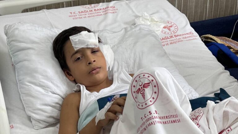 Rize’de üzerine demir kapının düşmesi sonucu yaralanan çocuğun tedavisi sürüyor.