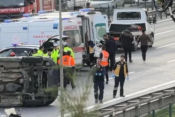 Son dakika | Öğrenci otobüsü devrildi, yaralılar var! TEM Otoyolu’ndaki kazanın ardından ilk görüntüler geldi