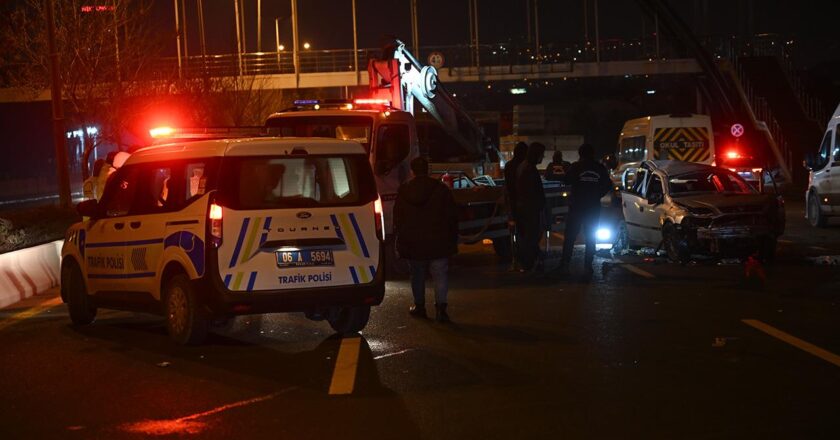 Trafik adasına çarpan otomobil takla atarak karşı şeride girdi.