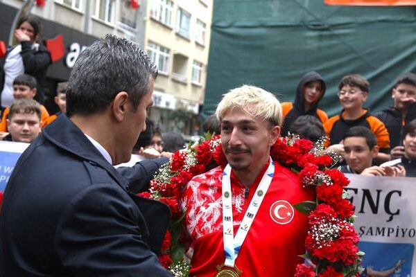 Yusuf Fehmi Genç Avrupa Kilo Kaldırma Örneği coşku ile karşılandı