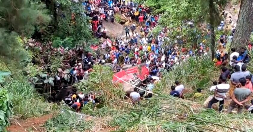 Yolcu otobüsü Sri Lanka'daki uçurumda yuvarlandı: 21 Dead