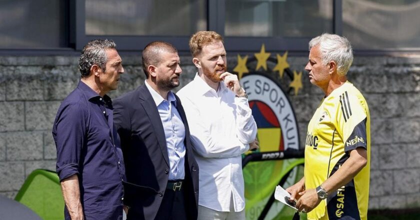 Belediye Başkanı Ali Koç ve Fenerbahçe'deki Spor Direktörü Devin Özek eğitimi takip etti.