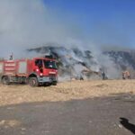 Mısır balyalarının Mardin'de bulunduğu tarlada soyu tükenmiş ateş