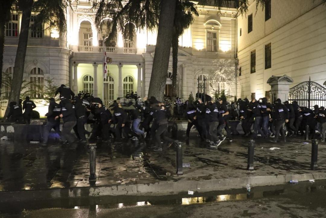 Gürcistan'da kafası karışmıştı! Başkanlık Sarayı 2'ye girmeye çalıştılar