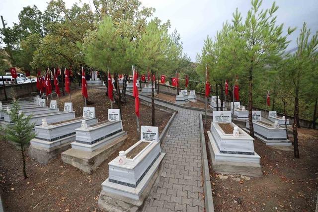 Baykan'ın Derince köyü şehitleri 2 duayla anıldı