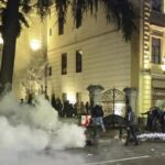 Gürcistan'da kafası karışmıştı! Başkanlık sarayına girmeye çalıştılar