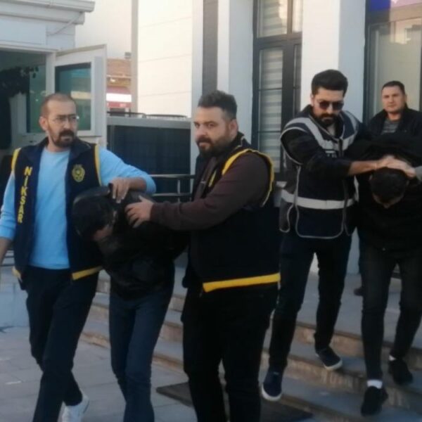 Yaşlı çifti dolandıran sahte polis tutuklandı