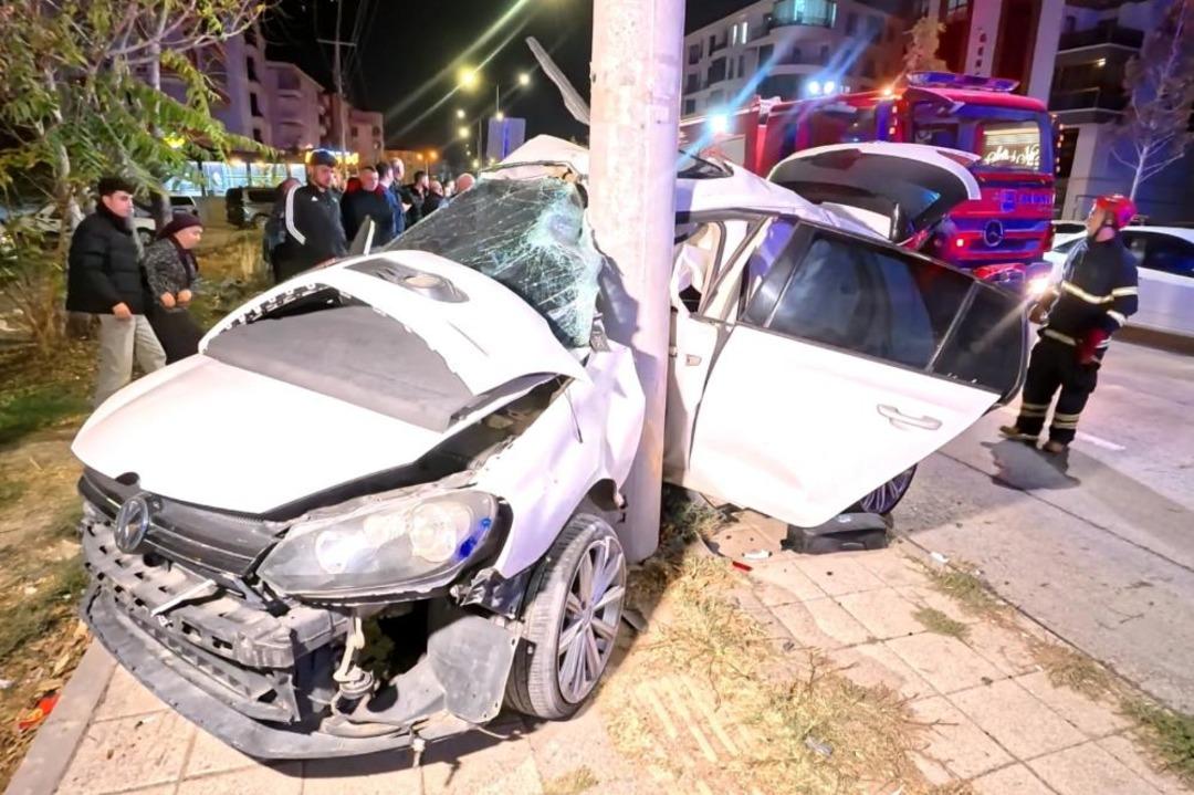 Otomobil direğe sıkıştı: 2'si ağır, 2'si ağır yaralandı