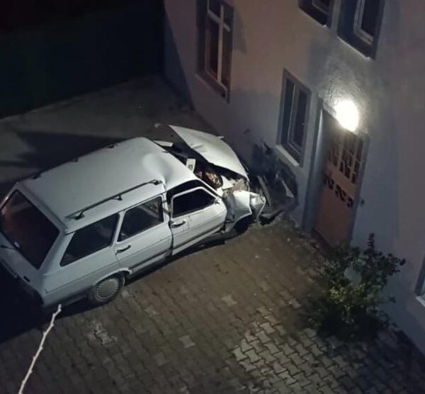 Duvarla çarpan araçta bir kişi hayatını kaybetti