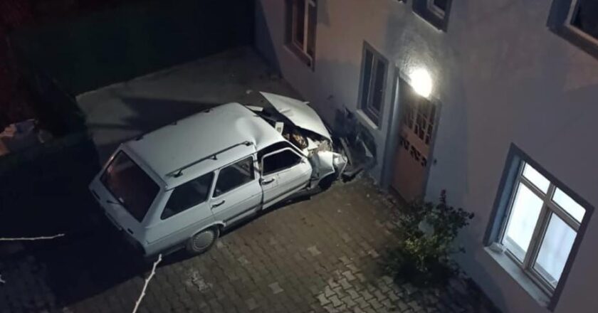 Duvarla çarpan araçta bir kişi hayatını kaybetti