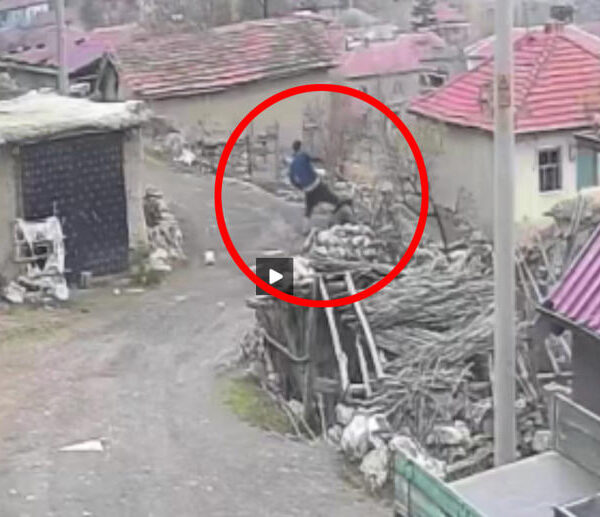 Eşine şiddet uygulayıp yerde tekme attı