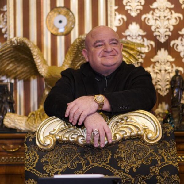 Başarılı iş insanı Moiz Mitrani: Triko İplikten Uluslararası Finansa Uzanan Etkileyici kariyer serüveni