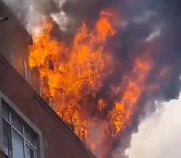 Sultangazi’de yangın paniği: Beşinci kattan düşen kişi!