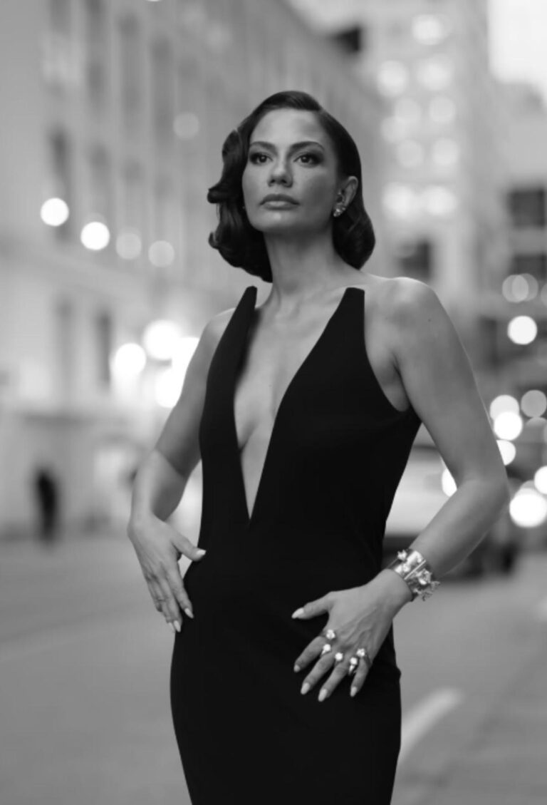 Saçlarını kısacık kestiren Demet Özdemir’den pozlar!